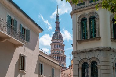 İtalya 'nın Novara kentindeki San Gaudenzio Bazilikası' ndan Cupola. Piedmont, İtalya 'daki Novara kasabasında eski binaları olan San Gaudenzio kilisesi kubbesi ve çan kubbesi. Seyahat hedefi.