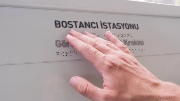 Tangan Orang Buta Menyentuh Dan Membaca Huruf Braille Piring Teks — Stok Video