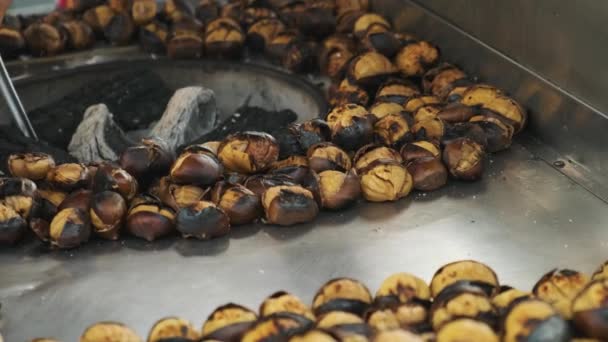 Чоловік Смажить Каштани Вуличному Ринку Приготування Смачного Каштана Грилі Стамбулі — стокове відео