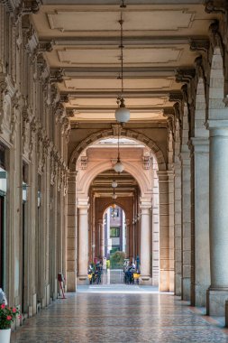 İtalyan şehri Novara, Piedmont, İtalya 'daki Galeri' deki eski Colonnade manzarası. Soyut mimari arka plan. Dikey oryantasyon. Seyahat hedefi.