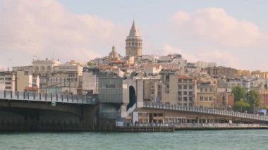 İstanbul 'un Beyoğlu' ndaki İstanbul kenti İstanbul Altın Boynuzu ve Galata Kulesi 'ne bakıyor. Popüler turizm merkezi, Türkiye.