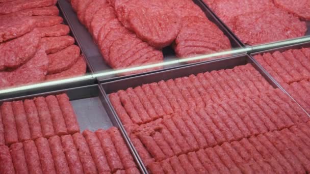 Köttfärsbiffsburgare Kebab Biffar Och Malet Kött Ett Skyltfönster Mot Snabbköpet — Stockvideo