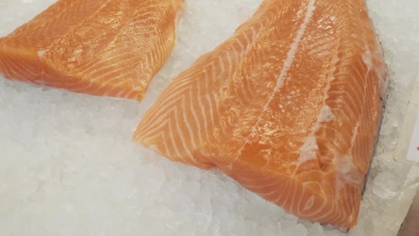 Surowy Filet Świeżego Łososia Leżący Ladzie Lodowej Targu Owoców Morza — Wideo stockowe