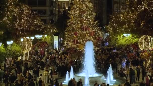 アテネ ギリシャ 2023年12月4日 アテネの装飾と照らされた中央広場シンタグマで夜のクリスマスツリーとライト — ストック動画