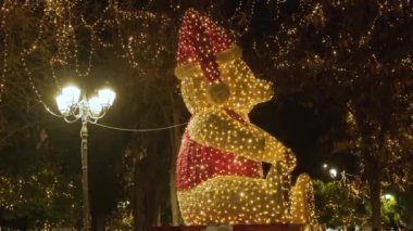 Yunanistan 'ın başkenti Atina' da, süslü ve aydınlatılmış orta kare Syntagma 'da gece vakti Noel ayısı. Kış tatili geçmişi.