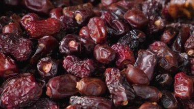 Yerel bir sokak gıda pazarında kuru hurma ağaçları. Vejetaryen ve vejetaryen yemekleri. Üst görünüm