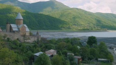 Gürcistan, Kafkasya 'da ortaçağ Ortodoks kilisesi olan Ananuri kalesi kompleksi. Tiflis yakınlarındaki Aragvi Nehri 'ndeki Ananuri Şatosu