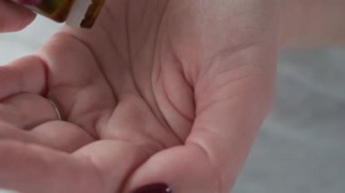 Yeşil baş ağrısı hapı ya da kadın elinde ağrı kesici kullanan bir kadın. İlaç, sağlık, eczane ve tedavi konsepti almak. Seçici odak