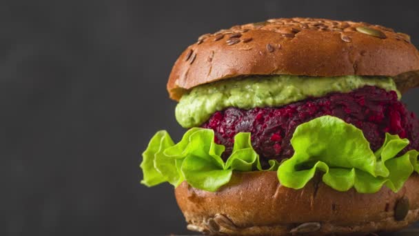 Hamburguesas Remolacha Vegetariana Con Salsa Aguacate Ensalada Lechuga Sobre Fondo — Vídeo de stock