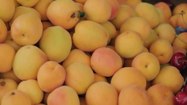 ストリートフード市場で新鮮なアプリコットフルーツ 農業と農業の概念 ビーガン ベジタリアンフード — ストック動画