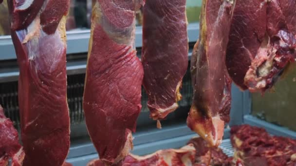 Nahaufnahme Von Rohem Fleisch Auf Dem Lebensmittelmarkt Lammkadaver Hängen Haken — Stockvideo