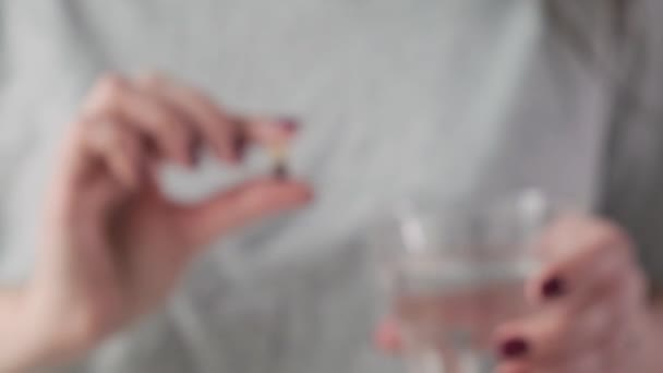 Γυναίκα Που Λαμβάνει Γαστρίτιδα Έλκος Στομάχου Κάψουλα Φάρμακο Καούρα Χάπι — Αρχείο Βίντεο