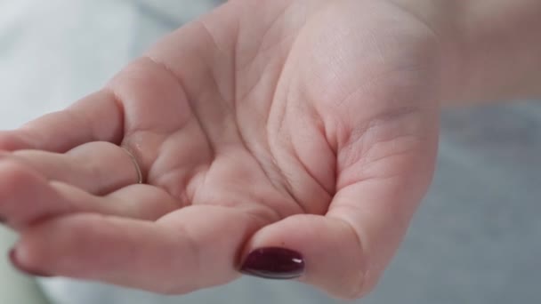 Kvinna Som Tar Smärtstillande Vita Piller Eller Antibiotika Kvinnliga Hand — Stockvideo