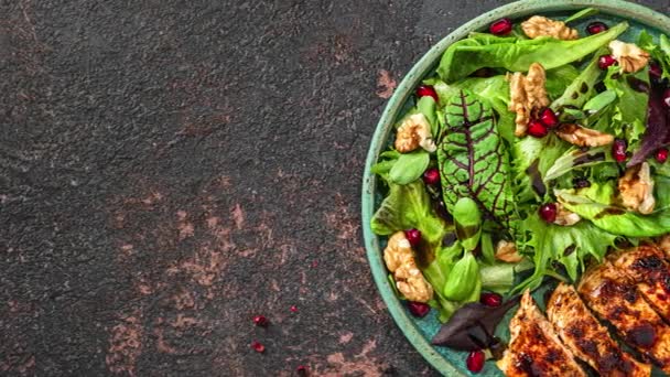 Salat Mit Gegrilltem Hühnerfilet Gemüsemischung Walnüssen Granatapfel Und Balsamico Sauce — Stockvideo