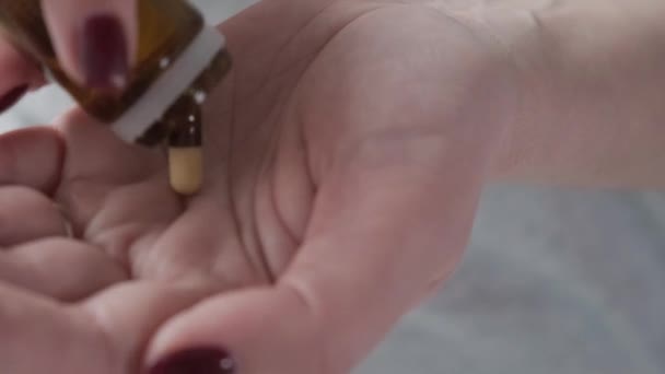 Žena Užívající Gastritidu Žaludeční Vřed Pálení Žáhy Kapsle Léku Nalévání — Stock video