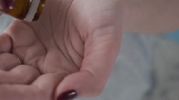 妇女服用胃炎 胃溃疡 胃灼药胶囊从药瓶倒药丸在女性手中 靠近点药物 制药和治疗概念 — 图库视频影像