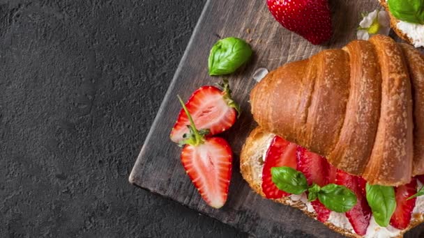 Franska Croissant Smörgåsar Med Färska Jordgubbar Mjuk Ost Och Basilika — Stockvideo