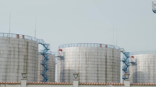 ジョージア州バトゥミ市の港にある大きな石油 ガスタンクファーム 石油ターミナルの石油貯蔵タンク 商業用燃料及びガスの発電及びエネルギーの輸送 — ストック動画