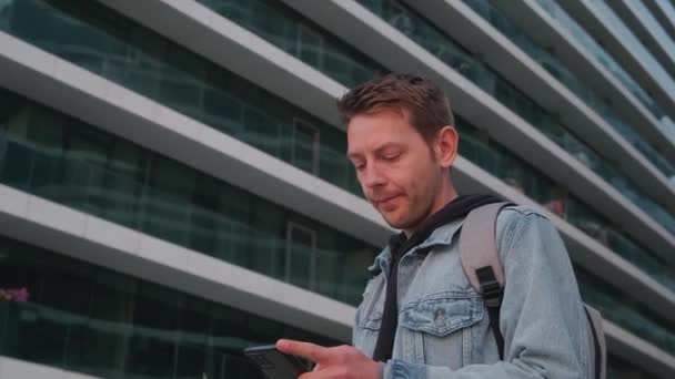Ung Stilig Man Använder Smartphone Utomhus Stad Vit Kille Sms — Stockvideo