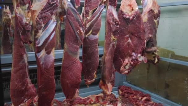 Carne Crua Mercado Alimentar Carcaças Cordeiro Penduradas Ganchos Refrigerador Carne — Vídeo de Stock