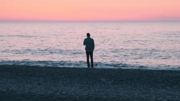 Samotny Człowiek Stojący Nad Morzem Zachodzie Słońca Mężczyzna Problemami Psychicznymi — Wideo stockowe