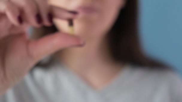 Kobiety Przyjmujące Zapalenie Błony Śluzowej Żołądka Wrzód Żołądka Kapsułkę Leku — Wideo stockowe