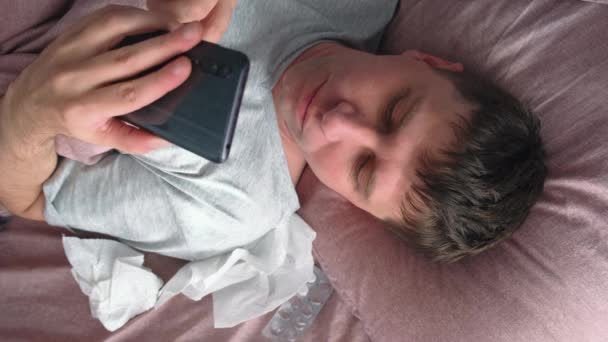 Joven Caucásico Enfermo Gripe Resfriado Virus Usando Teléfono Móvil Teléfono — Vídeos de Stock