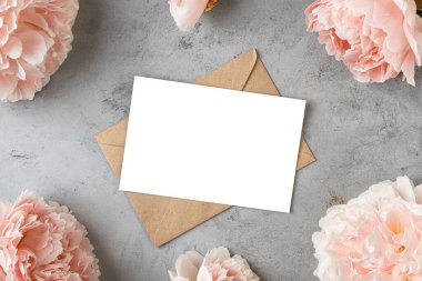 Pastel şeftali renginde gri arkaplanda şakayık çiçeklerinden yapılmış çerçevedeki boş tebrik kartı. Düğün davetiyesi. Model yap. Düz yatıyordu. Kadın Günü, Sevgililer Günü, Anneler Günü planı..