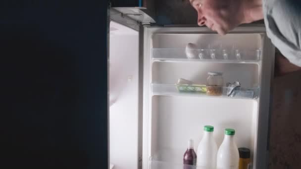 Καυκάσιος Πεινασμένος Άντρας Βράδυ Ανοιχτό Ψυγείο Ψάχνοντας Φαγητό Ευτυχής Αρσενικό — Αρχείο Βίντεο