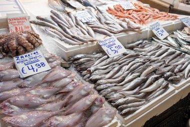 Yunanistan 'ın başkenti Atina' da çeşitli deniz ürünleri sergisi ve tezgahları olan merkez balık pazarı. Sağlıklı yiyeceklerin satıldığı yer..