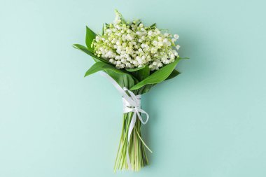 Pastel mavi arka planda vadideki çiçeklerin zambağı. Kadınlar Günü, Sevgililer Günü kartı. Üst Manzara. Düz yatıyordu.