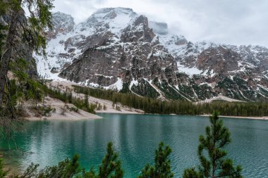 Dolomities dağlarında Lago di Braies, Belluno, Veneto, İtalya 'da karamsar bahar günü. İtalyan Alpleri 'ndeki Dolomiti ormanındaki Alp Gölü..