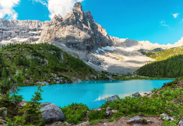 Dolomites Dağı 'ndaki Sorapis Gölü' nün panoramik manzarası, İtalyan Alpleri, Belluno, İtalya. Cortina ve Ampezzo yakınlarında turkuaz suyu olan Alpine Lago di Sorapis. Yaz tatili.