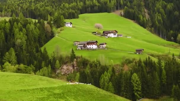 Lente Landelijk Landschap Van Alpenweide Dolomieten Alpen Met Klein Dorp — Stockvideo
