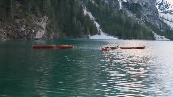 Barcos Flotando Lago Alpino Agua Turquesa Lago Braies Las Montañas — Vídeo de stock