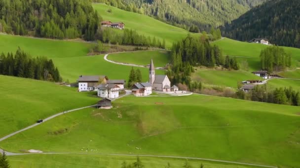 Pueblo Santa Magdalena Con Iglesia Las Montañas Dolomitas Val Funes — Vídeos de Stock