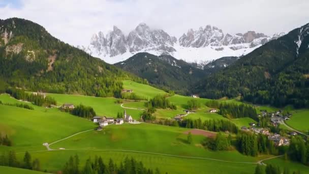 Våren Landskap Dolomiterna Alperna Berömd Santa Magdalena Med Kyrka Och — Stockvideo