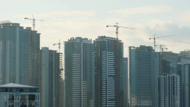 Grúas Que Trabajan Sitio Construcción Del Distrito Moderno Ciudad Con — Vídeos de Stock