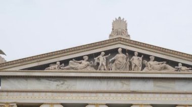 Atina, Yunanistan 'daki Atina Akademisi' nin mermer heykelleri ve heykelleriyle süslenmiş. Antik mimari süsü. Popüler dönüm noktası ve seyahat yeri.