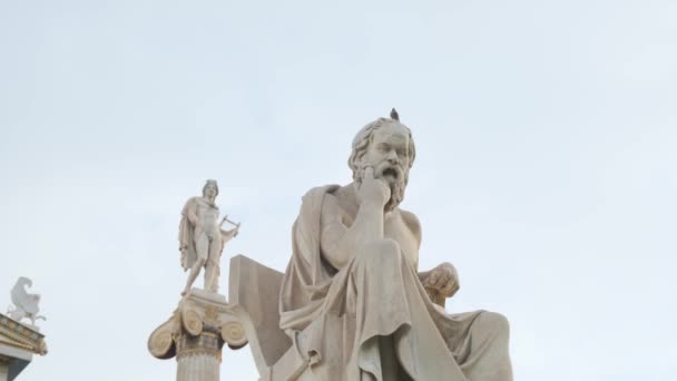 아테네 그리스 아카데미에서 소크라테스의 아폴로 선택적인 철학자 동상에 중점을 둡니다 — 비디오