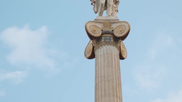 アテネアカデミーの大理石コラムのアポロの像 青空に対してギリシャ 人気のランドマークと旅行先 — ストック動画