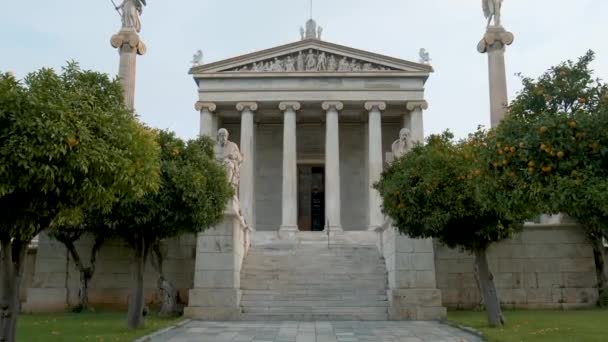 雅典学院 有大理石柱 有阿波罗和雅典娜的雕塑 以及希腊雅典的橘树 受欢迎的地标和旅游目的地 — 图库视频影像