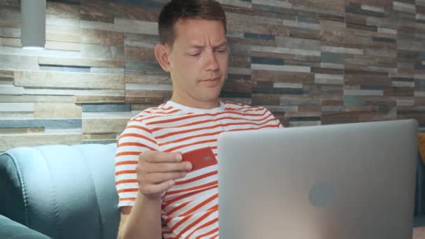 Расстроенный Человек Пытаются Оплатить Помощью Кредитной Карты Онлайн Помощью Ноутбука — стоковое видео