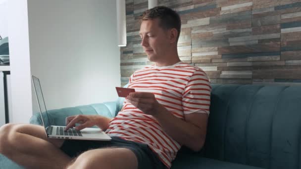 Hombre Joven Feliz Con Tarjeta Crédito Línea Compras Utilizando Ordenador — Vídeos de Stock