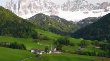 Dolomit Alpleri 'nin bahar manzarası. Kilisesi ve güzel Dolomiti dağları olan ünlü Santa Magdalena köyü Val Di Funes, Dolomites, İtalya.