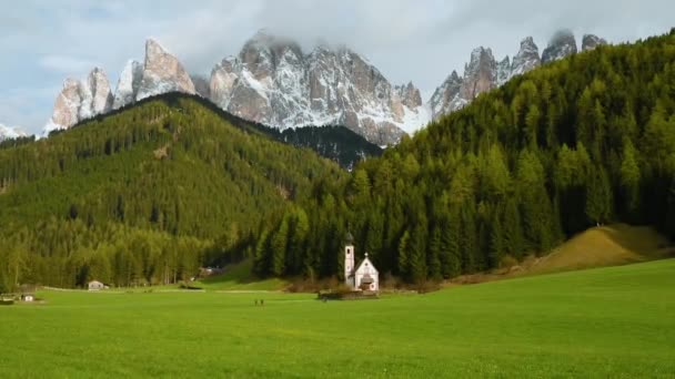 Dolomites Dağlarında John Kilisesi Olan Santa Magdalena Köyü Val Funes — Stok video