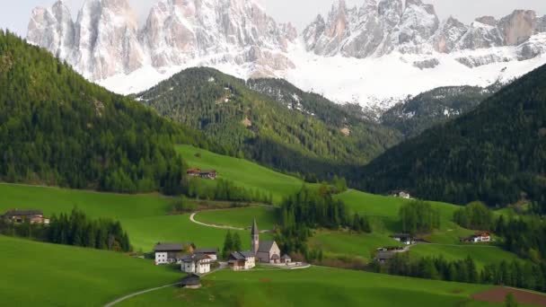 Jarní Krajina Dolomitských Alp Slavná Vesnice Santa Magdalena Kostelem Krásnými — Stock video