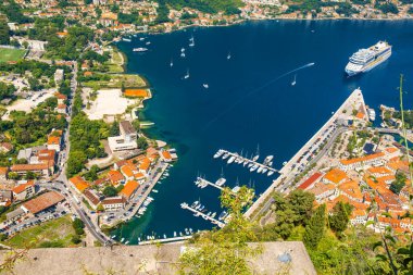 Kotor Körfezi 'ndeki marina ve Karadağ' ın Lovcen Dağı 'ndaki eski kasaba havadan izleniyor. Yatı ve yolcu gemisi olan Adriyatik fiyordu. Seyahat hedefi.