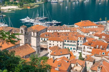 Karadağ 'ın Kotor Körfezi' nde turuncu çatıları ve yat ve tekneleri olan eski Kotor kentinin hava manzarası. Yaz tatilinde Adriyatik fiyortunda yaz günü. Seyahat hedefi.