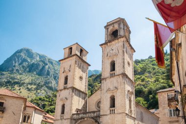 Karadağ 'ın Kotor kentindeki Saint Tryphon Katedrali, Adriyatik Denizi' nde güneşli bir günde. Popüler yaz tatili.